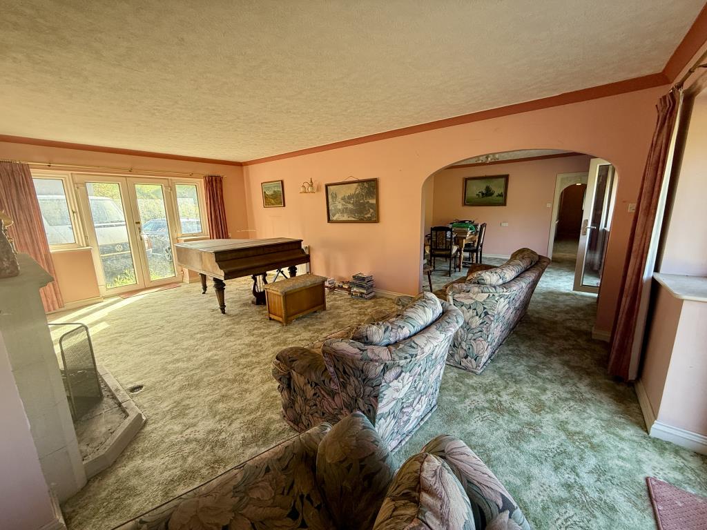 Lot: 26 - SMALL HOLDING OF APPROXIMATELY 86 ACRES OF PASTURE AND WOODLAND, DETACHED BUNGALOW PLUS TWO AGRICULTURAL BARNS - General view of living room